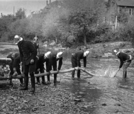Das Bild von 1934 zeigt die Vorführung der neuen Kleinmotorspritze an der Fils bei der Volksschule. Foto: Freiwillige Feuerwehr Süßen