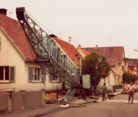 Die Häuser auf der linken Seite der Ottstraße entstanden ungefähr 1890 und waren noch von Wiesen und Weiden umgeben. Das Bild zeigt die Ottstraße im Jahr 1985 Foto: Wolfgang Minich
