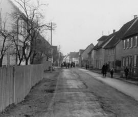 Die Hauptstraße Anfang der 50er Jahre in Richtung Osten. Wir haben versucht alle damaligen Anlieger zu erwähnen. Foto: Hanns Brühl