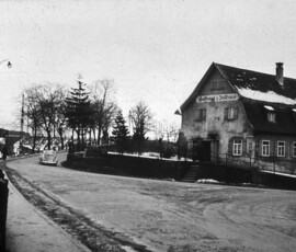 Die Stadt Ulm erbaute 1548 das Zollhaus neu, es wurde schriftlich erstmals schon 1506 erwähnt. Im Jahr 1955 wurde der alte Gasthof wegen der Verbesserung der Ortsdurchfahrt abgerissen. Foto: Stadtarchiv Süßen